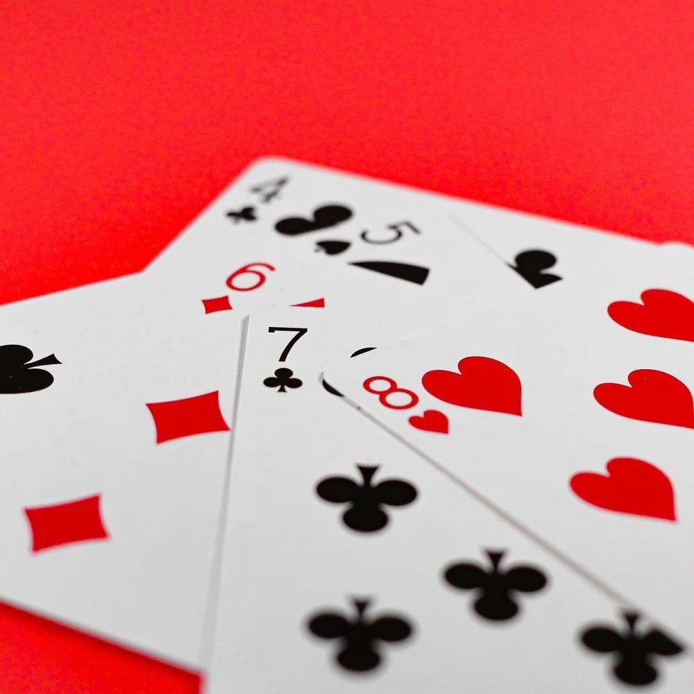 21 Regler: En Dybdegående Guide til Et af de Mest Populære Kortspil på Casinoer